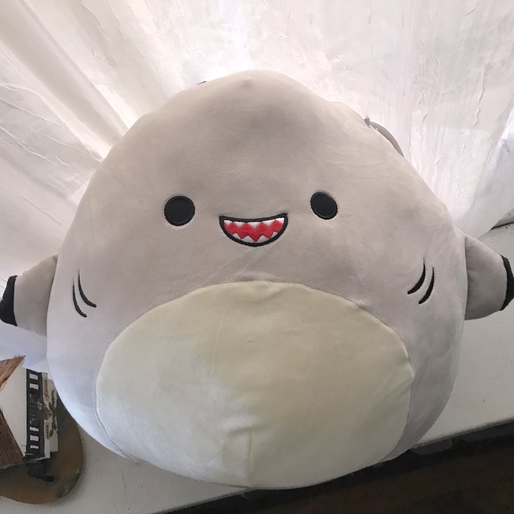 🦈 NWT Gordon the Shark Squishmallow